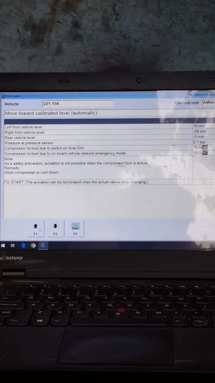 Laptop scan tool menampilkan menu kalibrasi suspensi